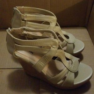 Nude wedges